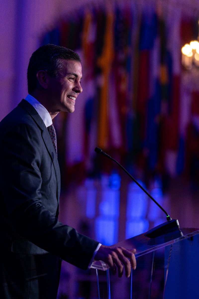 alfonsopratgay's tweet photo. ¡Qué gran placer fue recibir al Presidente de Paraguay @SantiPenap como orador principal en nuestra cena anual de @The_Dialogue en la sede de la OEA en Washington!

Un discurso muy inspirador del presidente convocando al diálogo hemisférico y a sostener el multilateralismo en momentos de tanta incertidumbre y división en nuestra región. 

Y un auditorio de primer nivel acompañando los valores y las propuestas de el Diálogo Interamericano.

Gracias, mi querido Santiago!