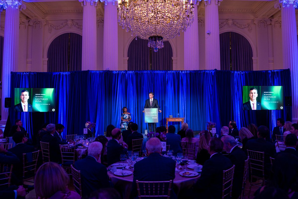alfonsopratgay's tweet photo. ¡Qué gran placer fue recibir al Presidente de Paraguay @SantiPenap como orador principal en nuestra cena anual de @The_Dialogue en la sede de la OEA en Washington!

Un discurso muy inspirador del presidente convocando al diálogo hemisférico y a sostener el multilateralismo en momentos de tanta incertidumbre y división en nuestra región. 

Y un auditorio de primer nivel acompañando los valores y las propuestas de el Diálogo Interamericano.

Gracias, mi querido Santiago!