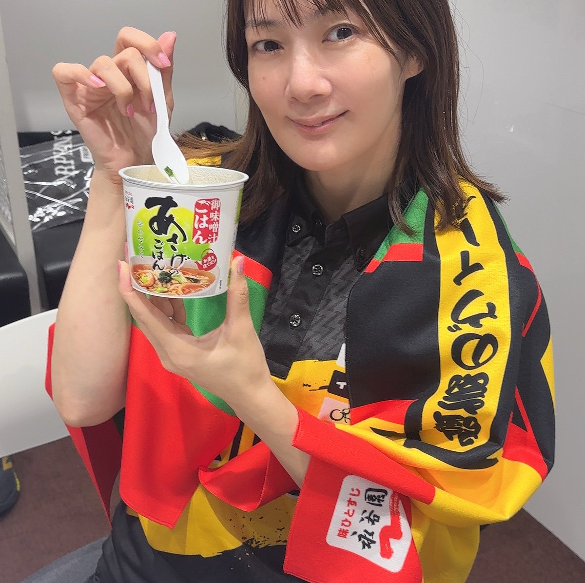 kurosawasaki's tweet photo. 永谷園様のバスタオルをゲットできました✨嬉しいっっっ❣️

永谷園様、ありがとうございました。

この日は前菜にあさげごはんをいただき、そのあとお弁当を食べました🍱 https://t.co/KSOfxLcNTF