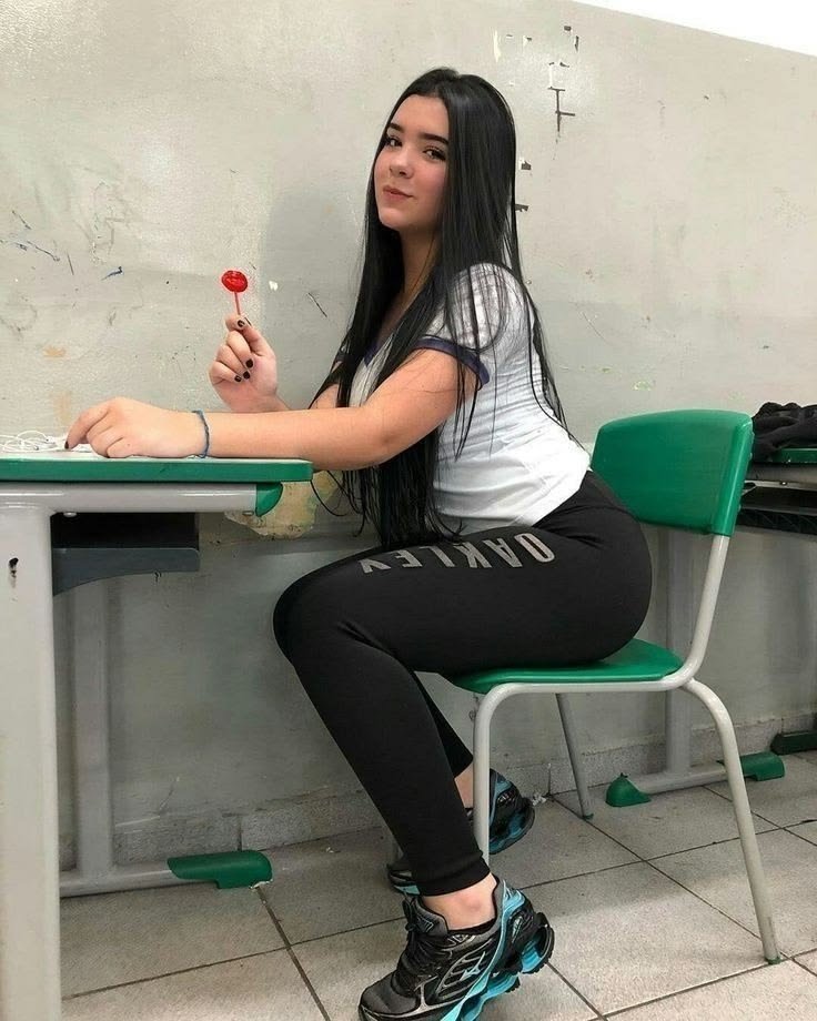 Pauam7ye's tweet photo. can i dm youuuuu ?  

◯ Yes   

◯ No   

i’m so bored https://t.co/Re8IVaKhf0