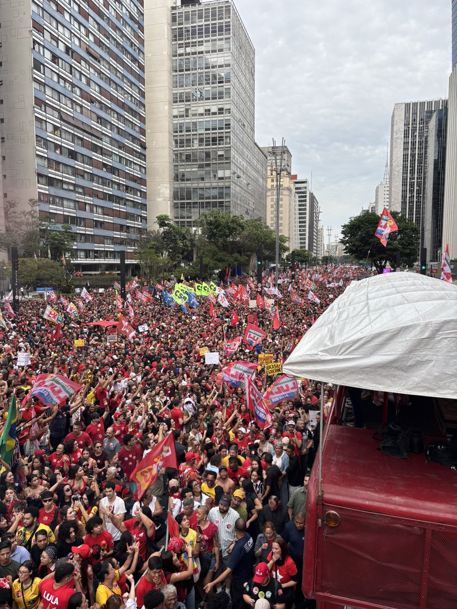 KriskaCarvalho's tweet photo. O que aconteceu na Paulista hoje foi uma das coisas mais lindas que eu já vi. A gente ria, chorava, gritava, comemorava. Foram mais de 14 quarteirões tomados por gente. Muita, muita gente. Era o povo. O povo de verdade. Com Lula!

Eu espero muito que a gente consiga. E sei que é possível. 

Mas, independentemente do resultado, fica registrado que existe muita gente neste país que entende a importância de lutar pela democracia, de ir às urnas amanhã e eleger o presidente Lula para continuar lutando pelas nossas vidas, pelos nossos filhos e pelo nosso futuro.

Eu tenho certeza de que essa luta vale muito a pena, independentemente de qualquer coisa. E eu nunca mais vou me esquecer desse dia.