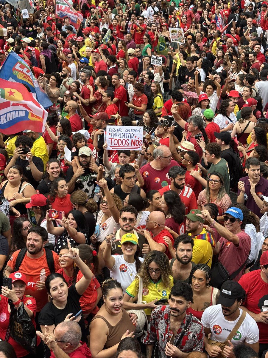KriskaCarvalho's tweet photo. O que aconteceu na Paulista hoje foi uma das coisas mais lindas que eu já vi. A gente ria, chorava, gritava, comemorava. Foram mais de 14 quarteirões tomados por gente. Muita, muita gente. Era o povo. O povo de verdade. Com Lula!

Eu espero muito que a gente consiga. E sei que é possível. 

Mas, independentemente do resultado, fica registrado que existe muita gente neste país que entende a importância de lutar pela democracia, de ir às urnas amanhã e eleger o presidente Lula para continuar lutando pelas nossas vidas, pelos nossos filhos e pelo nosso futuro.

Eu tenho certeza de que essa luta vale muito a pena, independentemente de qualquer coisa. E eu nunca mais vou me esquecer desse dia.