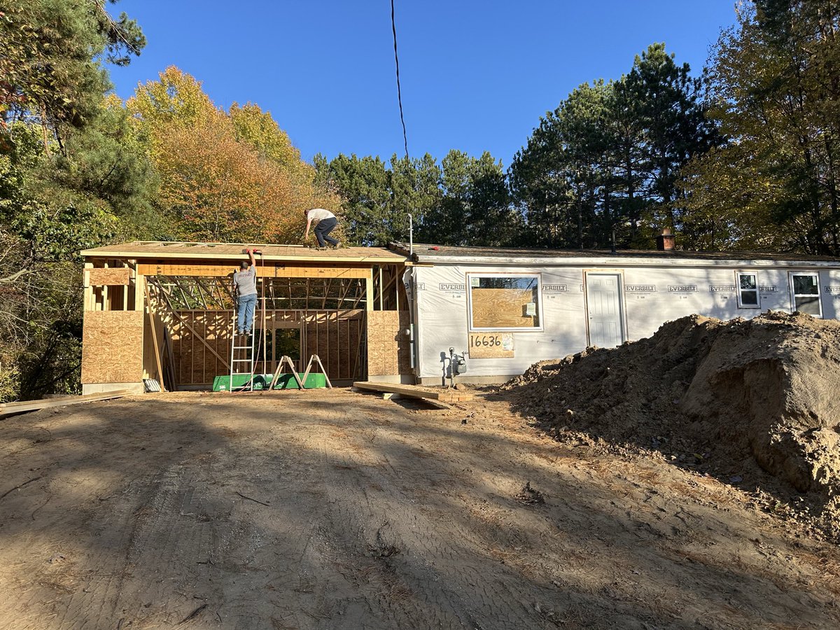 LittleTrainO2's tweet photo. How it’s going roof views.  2/2 https://t.co/fS3ROtd15O