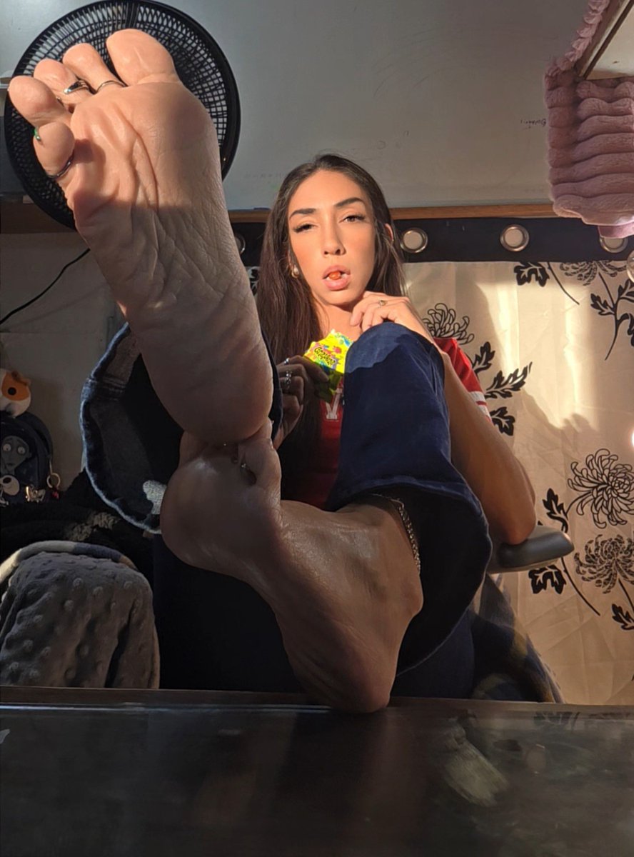 CassieAnn7nfm's tweet photo. What your plans tonight? 🤍🩵🤍👣

#prettygirl #FeetSeller #spanishfeet https://t.co/9Uo2aJZO95