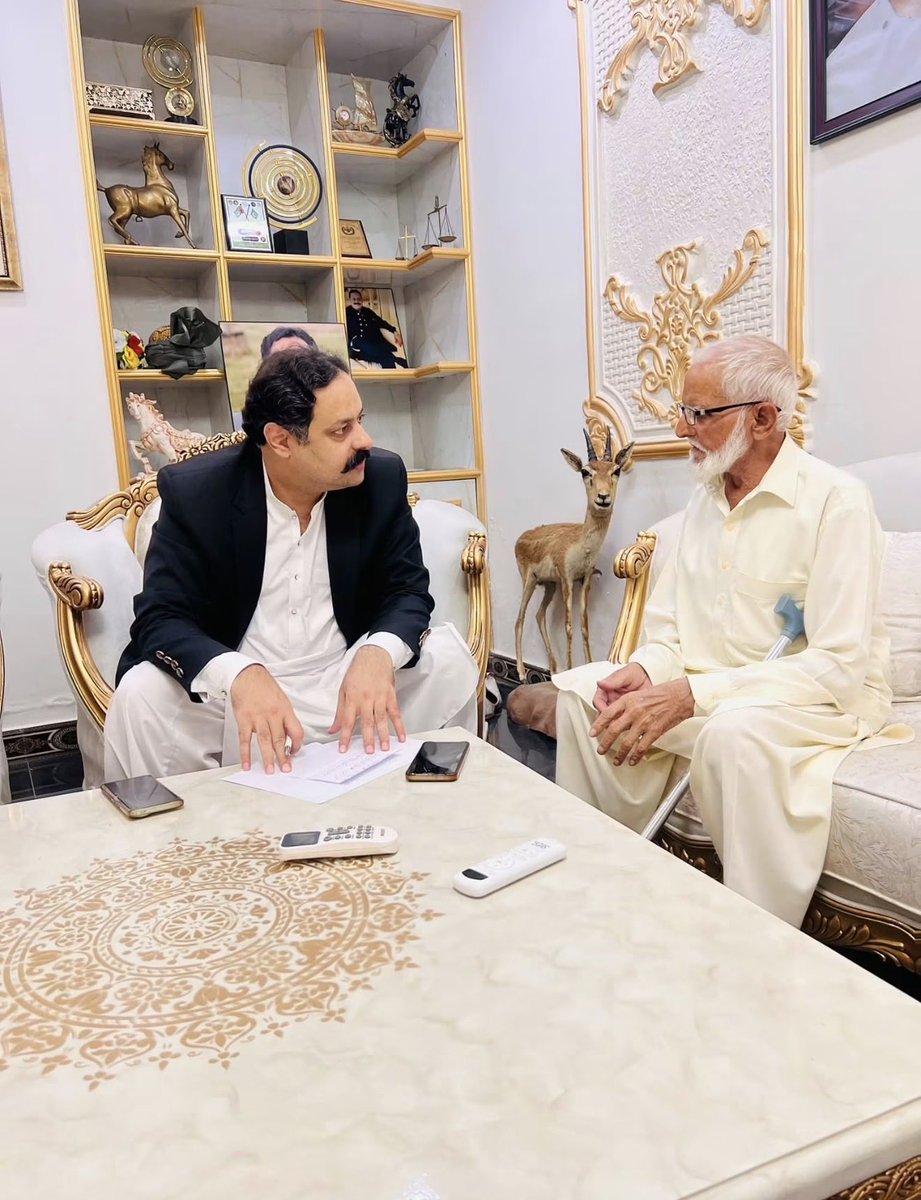 ia_rajpoot's tweet photo. #بریکنگ #نیوز 

راولپنڈی میں سی سی ڈی نے دو نوجوانوں کو مقابلے میں پار کردیا 

سی سی ڈی کے ہاتھوں مارے جانے والے نوجوانوں کی شناخت رضوان اور سہیل ہے نام سے ہوئی ہے

سہیل اور رضوان پر 20 فروری2026  میں تھانہ چونترہ کی حدود میں دوران ڈکیتی پاک آرمی کے نوجوان محمد ادیب دوران ڈکیتی قتل کرنے کا الزام تھا 

سی سی ڈی نے دونوں نوجوانوں کو چار ماہ پہلے گرفتار کیا تھا 

زرائع مطابق دونوں نوجوان غریب گھرانوں سے تعلق رکھتے ہیں

زرائع کا کہنا ہے کہ رضوان سکیورٹی گارڈ تھا  جبکہ سہیل جڑواں شہروں میں کام کرتا رہا پھر پھر وہ گاؤں میں ہی رہتا رہا 

زرائع کا کہنا ہے کہ سہیل کے والد اپنے بیٹے کی تلاش میں سردار ہاؤس میں چند دن قبل سردار ہمایوں تاج آف راجڑ سے بھی ملے