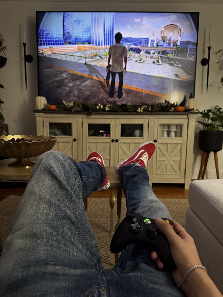 trayywel's tweet photo. Playing Skate 2 in Hedi’s and a Brian Calvin tee, this is life after high school. #imgood https://t.co/YjwYxZVTNz