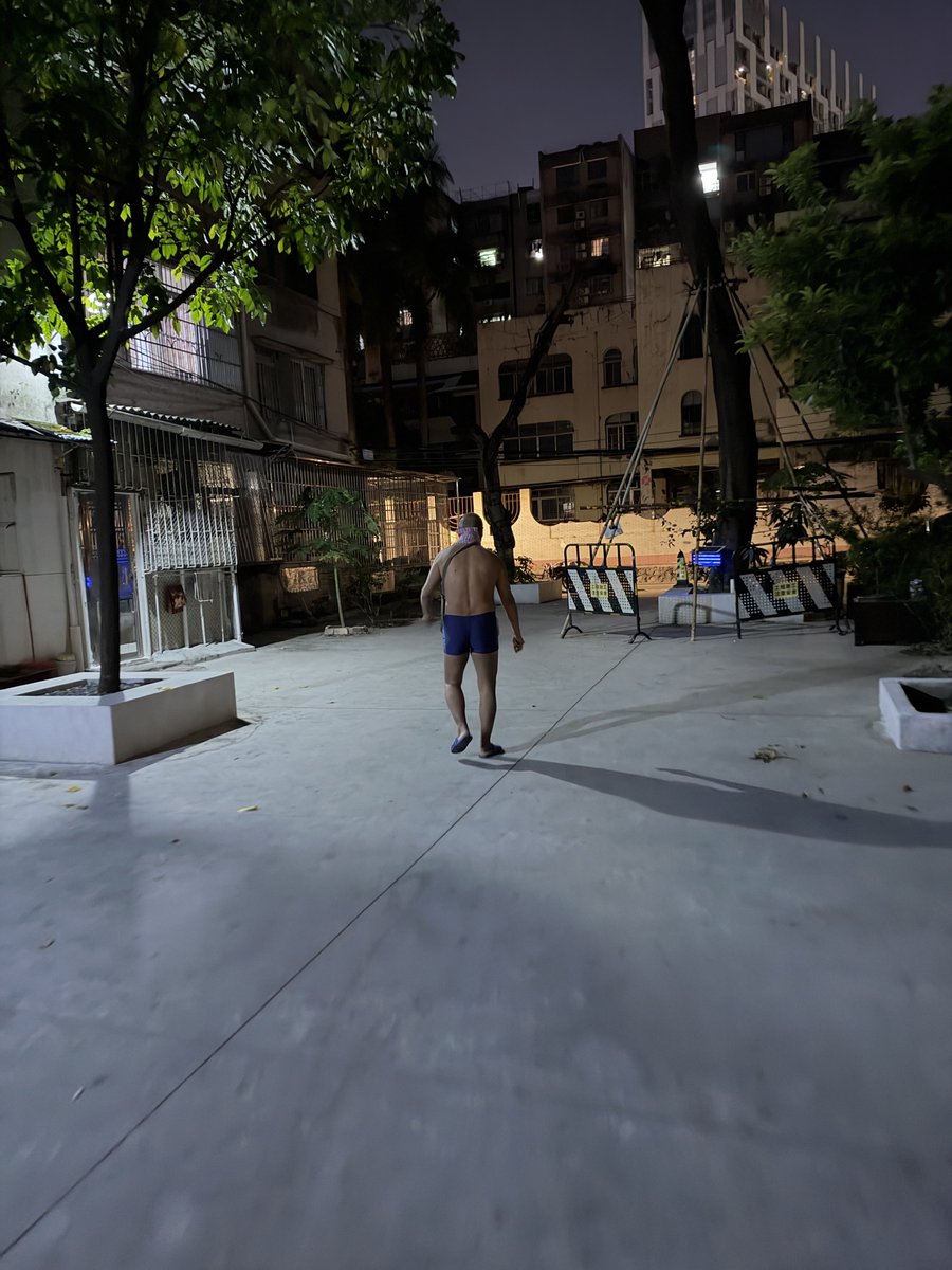 anonymous3nsfw's tweet photo. 应该是流浪汉大叔，几年前就见过他了，也拍过几次照（但是号被封了），经常看到他只穿着内裤，甚至还看到过在角落撒尿 https://t.co/HDVhRg4gk5