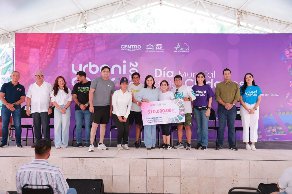 CentroInforma's tweet photo. La alcaldesa @YolandaOsunaH clausuró esta tarde en plaza La Ceiba de Palacio Municipal el Urbanicentro 2026 “Día Mundial de las Ciudades”, una experiencia urbana que en su quinta edición reunió a 75 equipos en distintos puntos o “estaciones” de Villahermosa para promover el aprendizaje, la participación ciudadana y el conocimiento del entorno urbano a través de retos vinculados con el desarrollo sostenible.
En la clausura, la presidenta municipal premió a los cinco equipos y tres estaciones ganadoras de esta edición.

#HonestidadYResultados