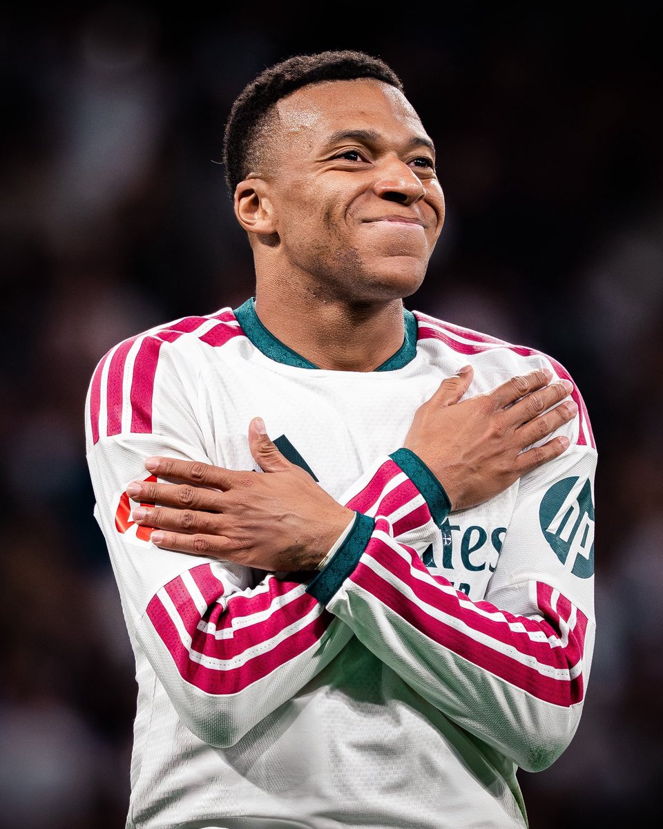 Abdouhg7's tweet photo. مبابي و كلاسيكو أخر دائما كيليان ما يسجل و يكون حاضر لكن الفريق لا يفوز و أحيانا بسببه لأنه يسجل لكن يضيع غدا مطالب بتقديم كل شيء من أجل الفريق و ربما تكون مباراة تقلب الموسم.
#ريال_مدريد_برشلونه https://t.co/WxD0A3930m