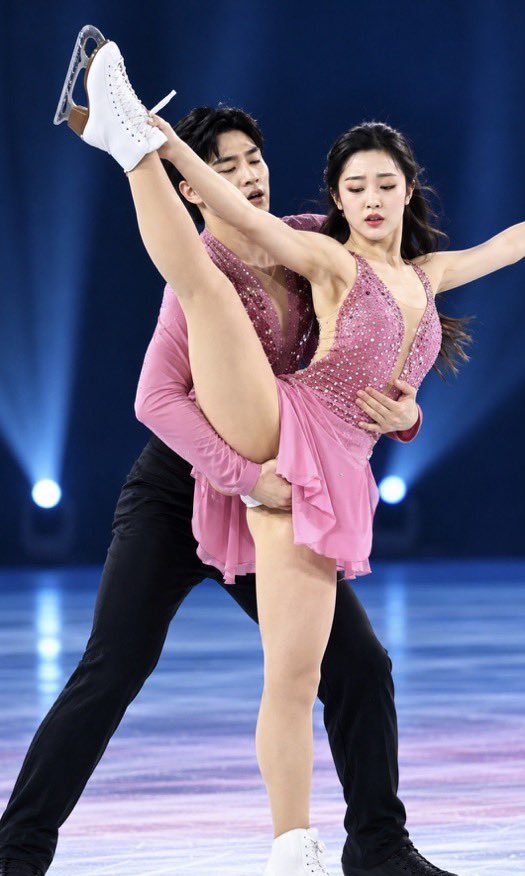 JUANJORAAL's tweet photo. え、、、これやばない？？？

ダンスのたびに手や口をプライベートな場所に置くのって何なの？？😭 振り付けの一部なの？？

って思ってたけど、本音きいて怖くなったわ、、、やば、、、 https://t.co/E1rtflG8w9