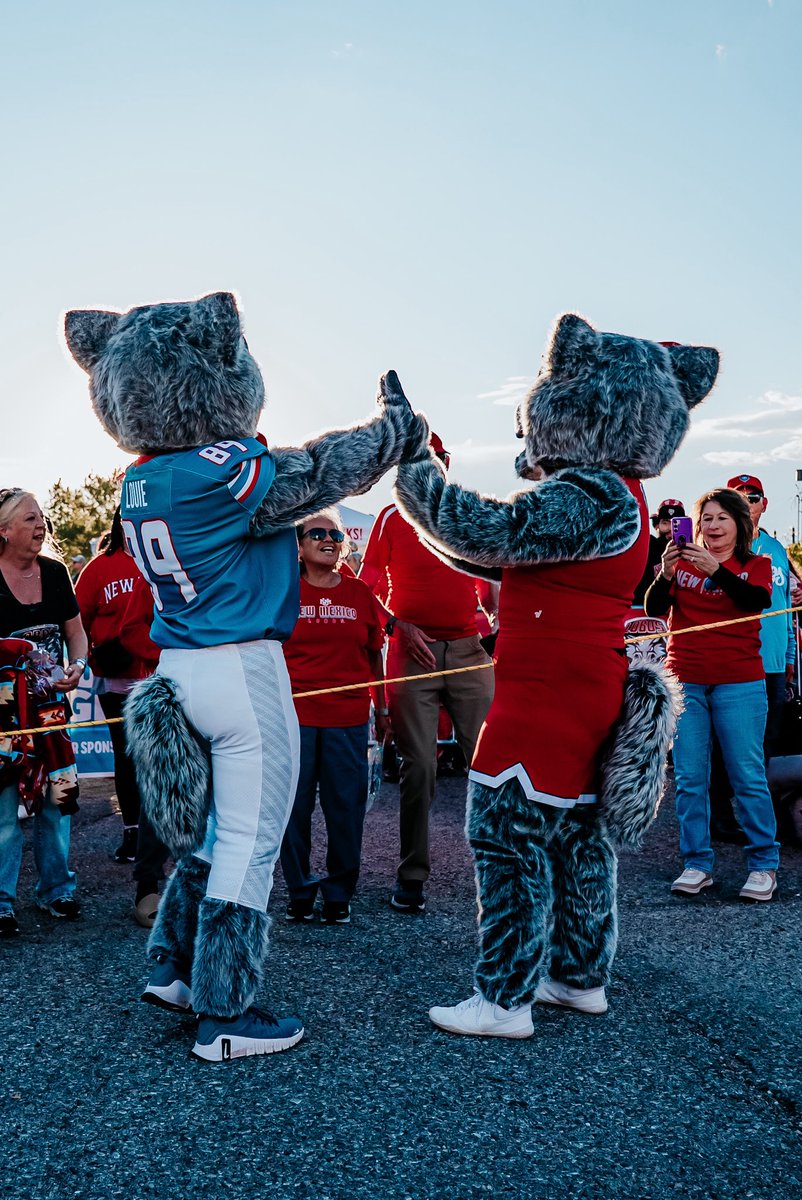 UNMLOBOS's tweet photo. ABQ is ready to stay up for this one 🌙

#GoLobos https://t.co/4UmgfmiN2j