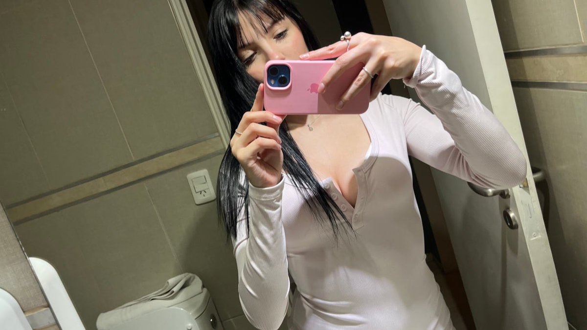Eleanoiir's tweet photo. Looking sweet and innocent… or do you know better? 😉💋 https://t.co/nJlizmeKKv