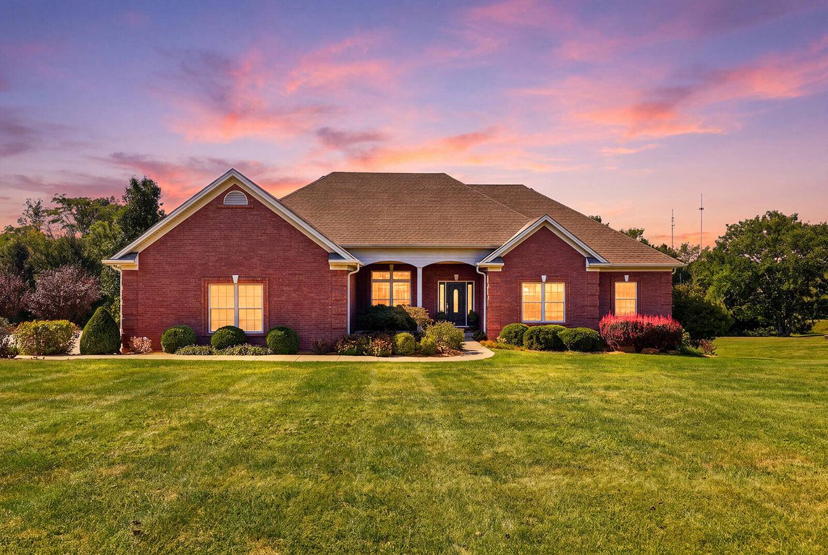 smithclick's tweet photo. Under contract: 1002 Bunker Hill Drive, Lawrenceburg. This 4-bed, 4-bath ranch offers over 4,700 finished sq ft and a walkout basement.
https://t.co/tPWd9pwkc4 https://t.co/VFfRMB5p4K