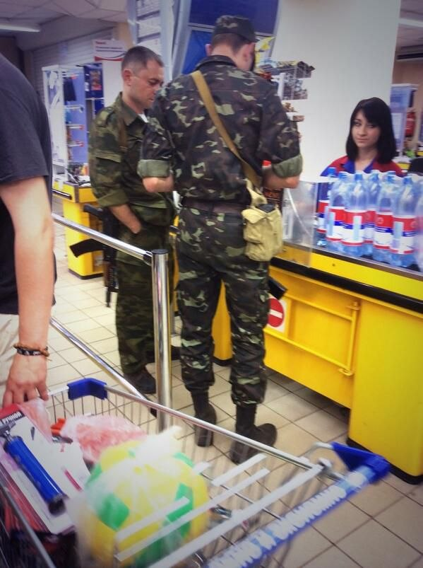 chvk_irlandets's tweet photo. Militiamen, one of which is a former paratrooper from the Ukrainian Army who defected in April, buy groceries at a local shop in Slavyansk. The militia often frequented the markets, paying full price and treating the staff with respect; good customers!

Donetsk, May 2014 https://t.co/yjCUmW4yxI