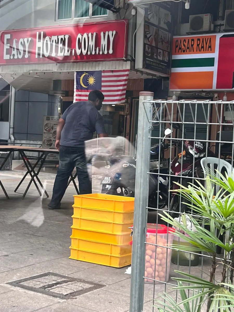 BendiTheBagak's tweet photo. PANIPURI TERJATUH ATAS JALAN, INDIA KUTIP BALIK DAN JUAL 🤢🤮🖕

Ingatkan kat India, rupanya dekat Brickfields, belakang NU Sentral. Panipuri terjatuh atas jalan, lepastu dia kutip balik dan jual la sia.

India dekat Malaysia ni sama je DNA dgn Indians from India

#PariahWatch https://t.co/BXunx0CiPk