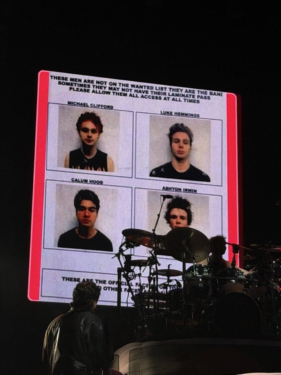5SOSUpdES's tweet photo. ◜📢◞ #INFOSOS — Durante el segmento "Drop Some Lore" del #EveryonesAStarWorldTour en Auckland, mostraron el "pase de seguridad" del R-O-W-Y-S-O de 2015 😅
"ESTOS HOMBRES NO ESTÁN EN LA LISTA DE LOS MÁS BUSCADOS, SON LA BANDA."
#AucklandIsAStar #EASAuckland #EASTour https://t.co/GUbP8Yvwm6