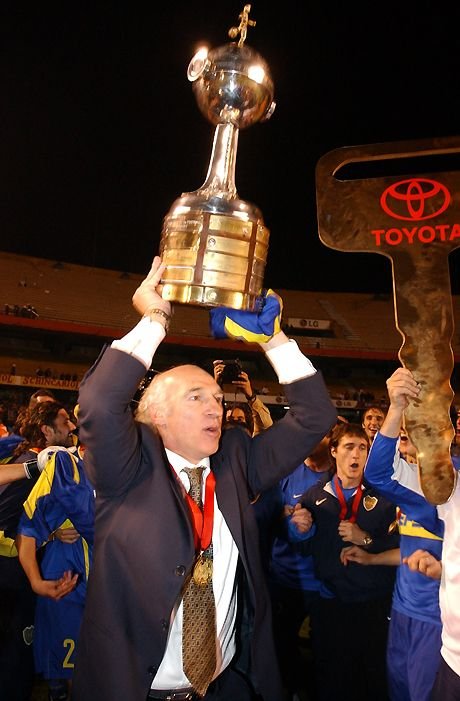 CrisXeneize7f's tweet photo. Si tuviera que rediseñar la Libertadores sería algo Masomenos así,una base chica y con una chapita con los años en la que el Club la ganó https://t.co/uz10VYBWcE