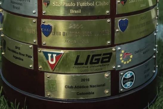 CrisXeneize7f's tweet photo. No tiene sentido la desprolijidad que maneja Conmebol con las chapitas,una más grande,otra más chica,unas en plateado y otras en dorado https://t.co/apJGMfqm05