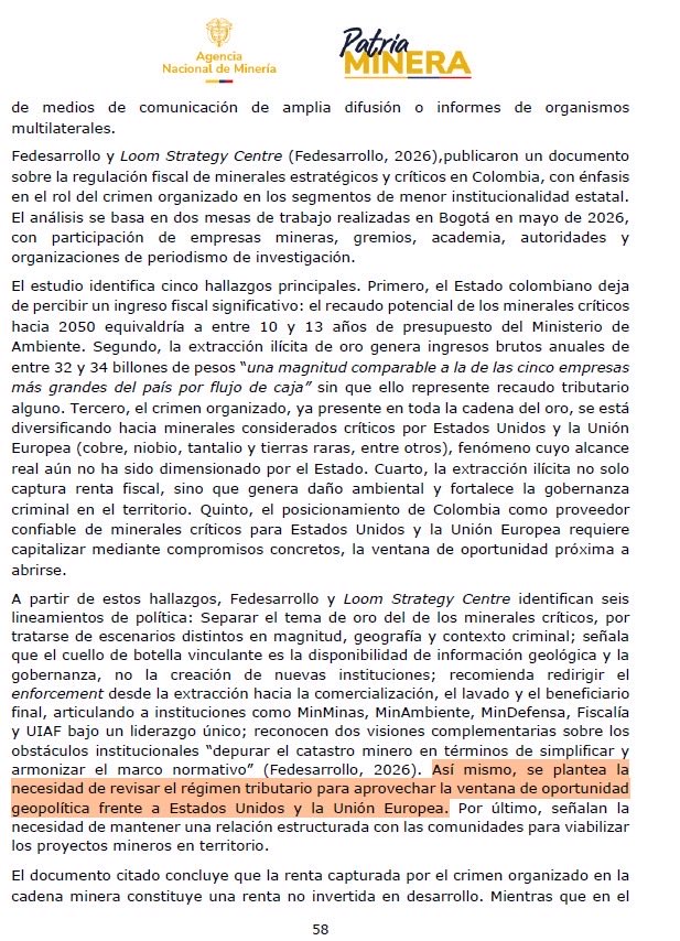 carolinacorcho's tweet photo. ALERTA A LA SOBERANÍA: ASÍ ENTREGÓ EL GOBIERNO DE ABELARDO DE LA ESPRIELLA EL SUBSUELO A EE. UU. 🇨🇴

Antes del 7 de agosto advertimos que la doble nacionalidad del presidente era incompatible con la Jefatura del Estado frente a las pretensiones de Trump sobre nuestros recursos. Hoy tenemos los documentos.

1. El 8 de septiembre, en plena consulta, el Gobierno firmó en Barranquilla, solo en inglés, un memorando de minerales críticos con EE. UU. ¿Para qué consultar lo que ya estaba firmado?

2. ¿Qué dice el memorando?
- Pone las “reservas estratégicas de Colombia” al servicio de la industria y la defensa de EE. UU.
- Obliga a avisarle a EE. UU. antes de cualquier inversión o venta de activos de minerales críticos.
- Compromete a “acelerar, simplificar o desregular” los permisos mineros .
- Pacta “revisar y disuadir” ventas por “seguridad nacional” y entrega el mapeo geológico del país.
- Se declara “no vinculante” para no pasar por el Congreso ni por la Corte, pero obliga a Colombia a reunirse en máximo 10 días si EE. UU. lo pide. La misma maniobra de las bases militares de Uribe.

3. Veinte días después, el Acuerdo 007 de la Agencia Nacional de Minería ANM, derogó el de 2023 y eliminó como primer lineamiento “la soberanía del Estado colombiano sobre los recursos minerales”, junto con el apoyo a la asociatividad de la pequeña minería. La “soberanía” quedó en un criterio que mide incautaciones y notas de prensa, y se abrió la puerta a subastar bloques a multinacionales.

4. En su documento técnico de octubre, la ANM le dio a las determinantes ambientales apenas 10 % de peso. Así declaró estratégicos el estaño, el titanio y el tungsteno, que tienen cero en viabilidad ambiental: todos sus depósitos están en zonas excluidas, como páramos, parques o reservas. 

5. Su propio anexo la contradice: Indonesia prohibió exportar minerales sin refinar y Brasil protegió a la pequeña minería, que tiene el 87 % de sus títulos. Ellos defienden su soberanía. Aquí la entregan.

Según el artículo 332 de la Constitución, el subsuelo es del Estado. No de un memorando firmado en inglés de espaldas al país.

#NiUnPasoAtrás #PactoHistorico #CarolinaCorcho