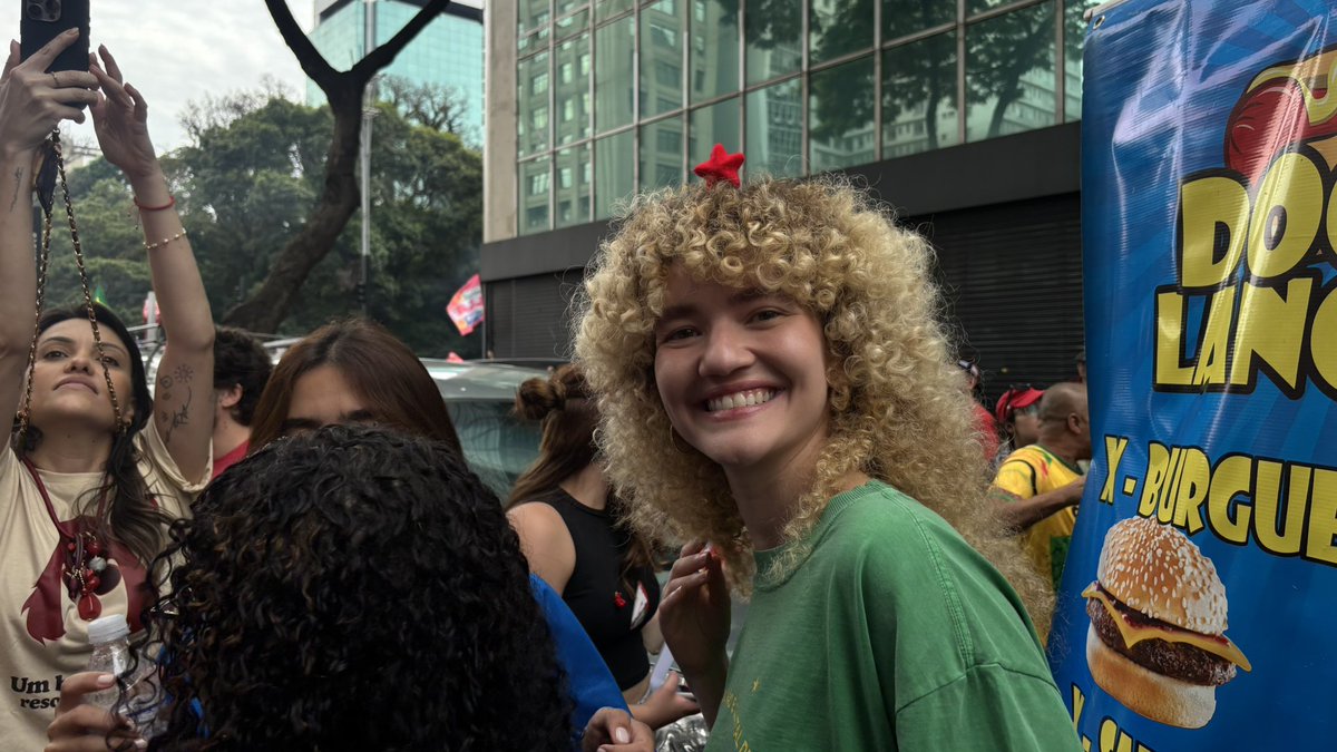 oanavitlovers's tweet photo. Anavitória na manifestação do Lula em SP. ⭐️

📸 @agaliice https://t.co/6e5V3PcHhT