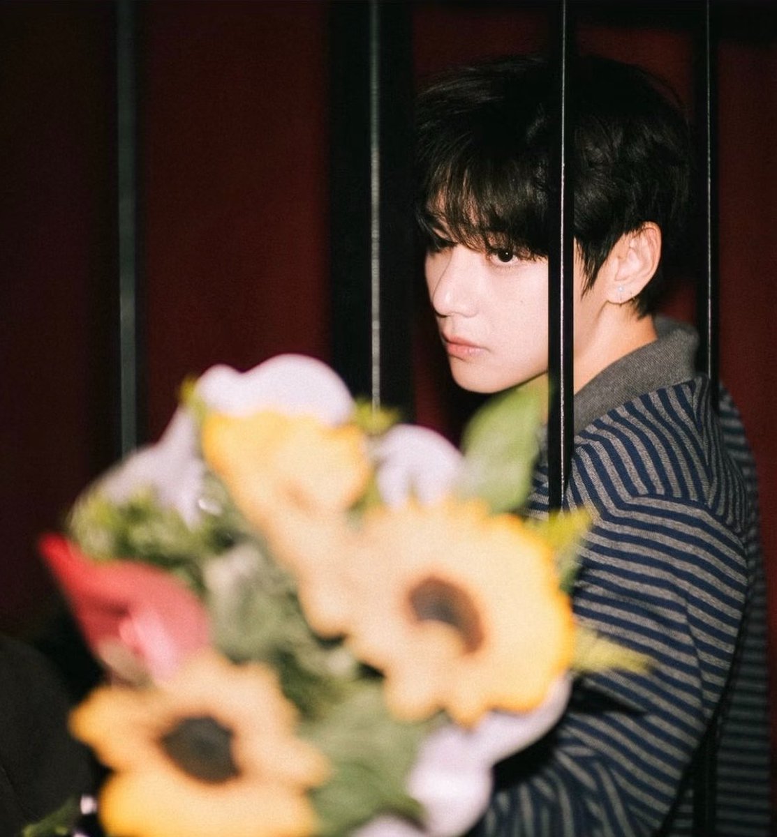 taeguide's tweet photo. Taehyung via Jungkook’s IG pt.2

“🌻” https://t.co/uZxXvEP7eE