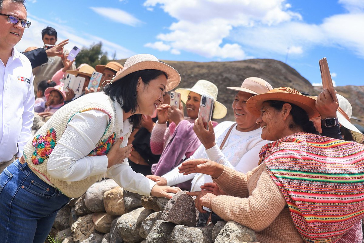 DiarioElPeruano's tweet photo. 📸 En Junín, presidenta Keiko Fujimori entregó obras de infraestructura hídrica para fortalecer la agricultura familiar. Mira la galería completa aquí 👉 https://t.co/Hu7zDfRUMz 

Foto: ANDINA/Prensa Presidencia https://t.co/W500IcpXEx