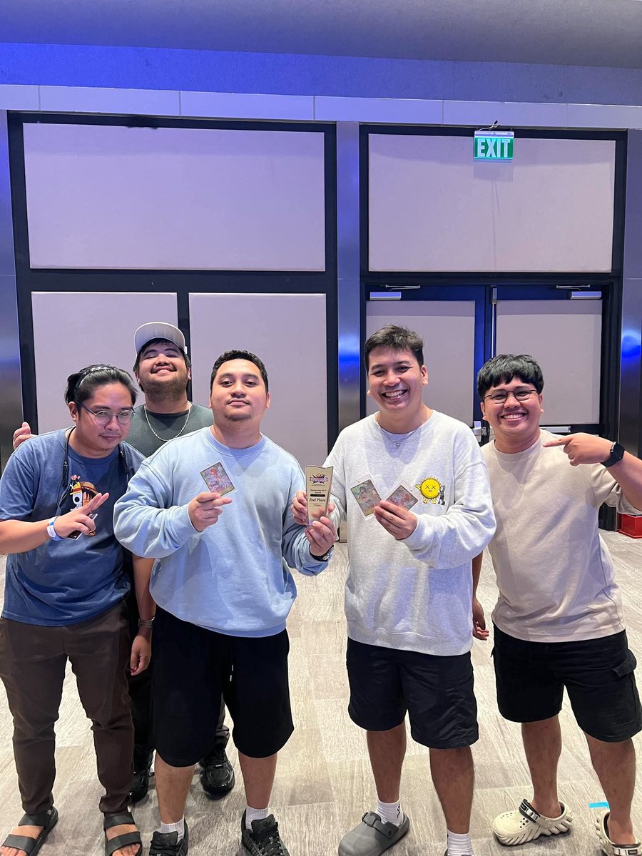 pewlskiii's tweet photo. AYOOO FELL SHORT….

BCF MNL 26

🟣🟡Pudding 🎲 (1st)
🔵Rocks (1st)
🔴🟢LAce (2nd)
🔴⚫️Sabo 🎲 (1st) 
🔵Rocks (1st) @junjun_yp 
🟣Kaido 🎲 (1st) ❌
🔵🟢Luffy (2nd)
🔵Rocks (1st)

T16 🟣Kaido 🎲 (1st)
T8 🔵Rocks @junjun_yp MY GOAT (1st)
T4 🟢Shanks @twopaiiir 🫡
Finals 🟣🟡Robin 🎲(1st) ❌

Lost to some small micro decision in the finals 🤦‍♂️

Sharing this trophy to my brother and the rest of Team Pop! Sorry couldn’t cross us to the finish line 🫠

ONTO THE NEXT! 🏴‍☠️

P.S.
**I agree that some parts of the event were not handled to the best of its capabilities (long lines/wait, no door prize, crowded sitting, etc.), hoping we get to see some improvements soon! 

It’s OPTCG season so pls be better, to whom it may concern 🙏