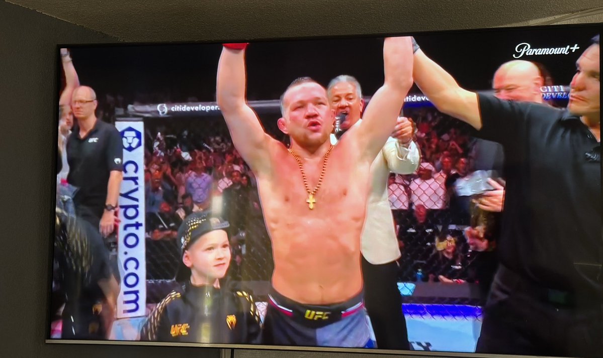 Javier_saenz98's tweet photo. Vaya forma de defender ese título @PetrYanUFC campeón 👑!!!! #UFC300 https://t.co/GkiZ5z07AZ