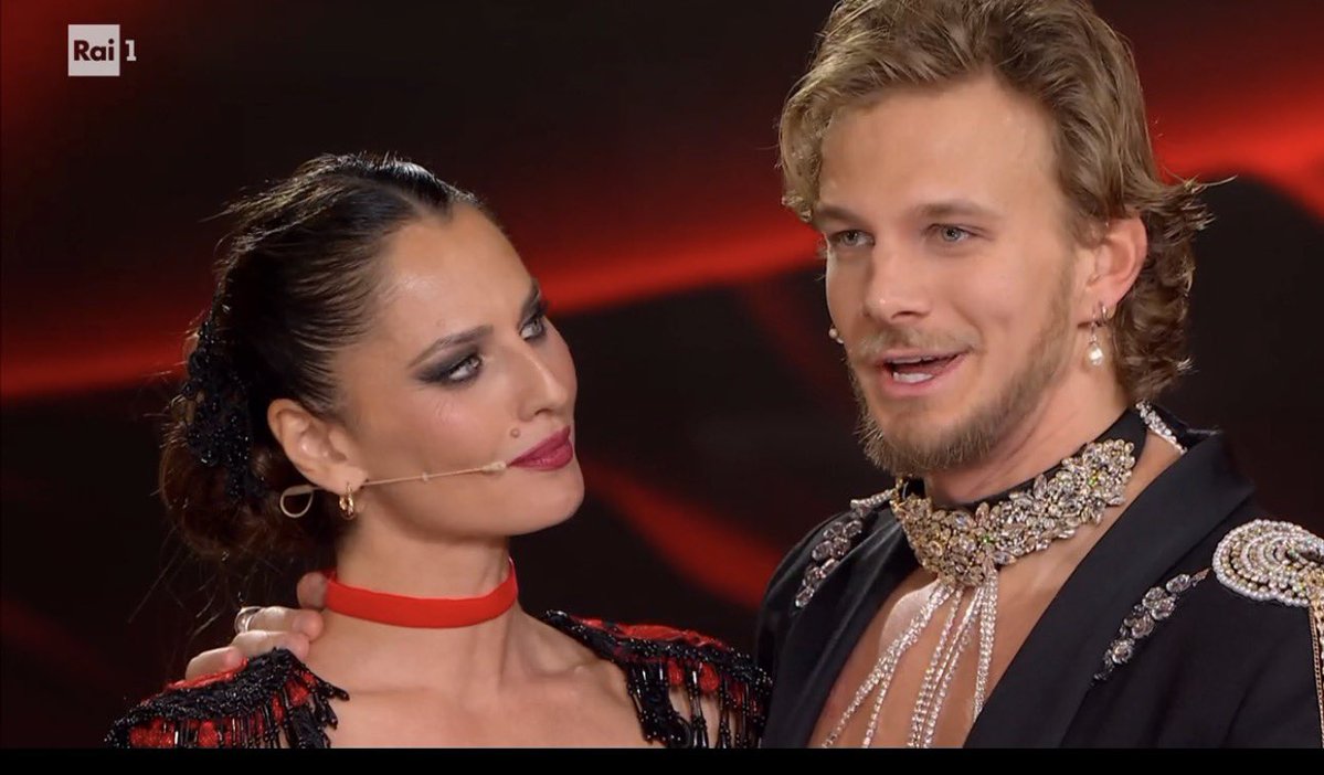 drakuengelasasa's tweet photo. MA DI COSA STIAMO PARLANDO DAI
dopo leolini si è messo in ginocchio 
ANNA COSA HAI FATTO🔥🔥🔥🔥 #ballandoconlestelle https://t.co/76BGS9G9eS
