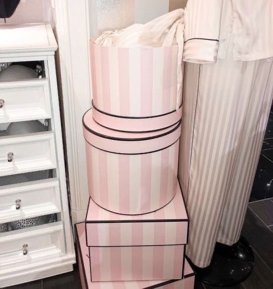 poundc4kes's tweet photo. oh nothing just manifesting these VS gift boxes 🎀🪽 https://t.co/LRhIwrY4nf