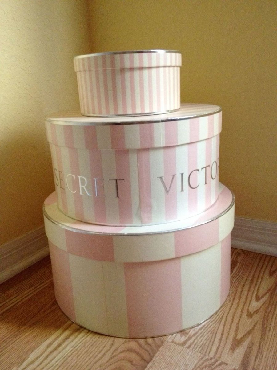 poundc4kes's tweet photo. oh nothing just manifesting these VS gift boxes 🎀🪽 https://t.co/LRhIwrY4nf