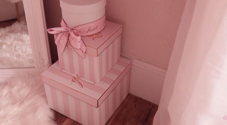 poundc4kes's tweet photo. oh nothing just manifesting these VS gift boxes 🎀🪽 https://t.co/LRhIwrY4nf