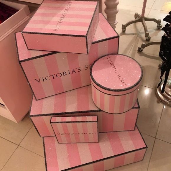 poundc4kes's tweet photo. oh nothing just manifesting these VS gift boxes 🎀🪽 https://t.co/LRhIwrY4nf