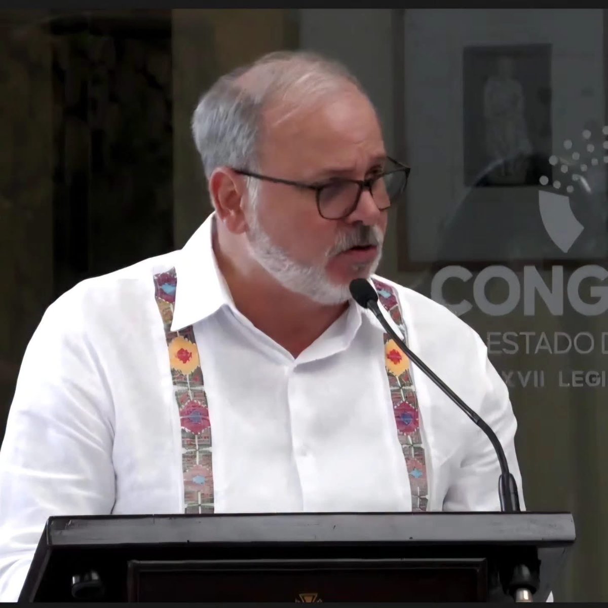 EmbaCuMex's tweet photo. 🗣️🇨🇺 Palabras del Embajador de Cuba en México, Eugenio Martinez en Jornada de la Cultura cubana en el Congreso del Estado de Veracruz 

Estimada Secretaria Xochilt
Estimadas diputadas y diputados, en especial a la Diputada Victoria, protagonista de esta celebración, autoridades, rectores, especialmente a los cubanos residentes en México y/o en Veracruz, que a pesar de que hayan apropiado de los atributos y costumbres mexicanos no pueden desconocer su origen y lo llevan orgullosamente, a la profe María Elena Mora, a Pedro, a tantos cubanos que hoy me han saludado y que los abrazo. Aquí tenemos a un gran patriota cubano, un genio de la cultura cubana, Miguel Barnet. Todos, todos disfrutamos sus obras de las cuales aprendimos y comprobamos de dónde veníamos. 
 
Celebramos el Día de la Cultura Cubana, lo cual les agradezco, porque es el sostén de la cubanidad y por tanto de la existencia de la nación. Es muy oportuno celebrarlo en México con las manifestaciones artísticas que hoy disfrutaremos. De aquí, de México, nos llegó mucho, el propio profesor Barnet estudió aquí, pero bastaría con la música preciosa que a tantos cubanos hace soñar y divertirsse todavía. 

No creo que se haya escrito un Decreto alguna vez que contenga tanta poesía y emoción al mismo tiempo como el que en agosto de 1980 instituyó oficialmente el 20 de octubre como el Día de la Cultura Cubana.

Me atrevo a leer algunos por cuantos del precitado decreto:
POR CUANTO: El Himno Nacional de Cuba acompañó y alentó a los revolucionarios independentistas que con la toma de Bayamo convirtieron urgencias y sueños en actos, y que, con la proclamación de la independencia y la abolición de la esclavitud, iniciaron los cien años de lucha en que nuestro pueblo afirma su identidad y forja la nación cubana. 

POR CUANTO: Desde la constitución del Comité Revolucionario que preparó la insurrección, inflamados de patriotismo y decisión, los conjurados, nuestros padres, consideraran la necesidad de crear un himno guerrero que despertara sensibilidades y entusiasmo, y condujera a los combatientes y a todo el pueblo por el camino de la libertad. 

POR CUANTO: Ese Himno compuesto por Perucho Figueredo, uno de los héroes que forjaron el espíritu de la insurrección y la iniciaron, cumplió desde el primer instante su objetivo, retando con su riqueza sonora e intención patriótica a las autoridades coloniales al interpretarlo por vez primera en la procesión del Corpus Christie, en Bayamo, en los albores de la Proclamación de la Independencia y la abolición de la esclavitud. 

POR CUANTO: La Bayamesa, nuestro himno nacional, fue orquestado por un músico cubano, el maestro Muñoz Cedeño, como un símbolo de la doble raíz de nuestra cultura nacional, española y africana, es decir, mestiza; e interpretada por vez primera por una orquesta integrada por músicos bayameses ante un público que latía, solidario y entusiasta, ante cada compás. 

POR CUANTO: El Himno Nacional de Cuba, La Bayamesa, encontró su letra en medio del combate y el triunfo, en la primera victoria del Ejército Libertador y en la pluma de su creador musical, Perucho Figueredo, que sobre su ardiente corcel y con todo el pueblo en espera emocionada, compuso la octava que desde entonces canta y cantará eternamente nuestro pueblo como su himno de lucha y de victoria, y también como eterno homenaje a los forjadores. 

Es difícil hallar una decisión política que reconozca el hecho emancipatorio que significa la entonación por primera vez del Himno Nacional como el día de la cultura de algún país. 
La cultura nacional merece el tributo permanente del pueblo cubano porque nos distingue, nos enorgullece, nos entretiene, nos cura el espíritu, nos enseña y nos representa. 

(1/2)

#CubaNoEsUnaAmenaza