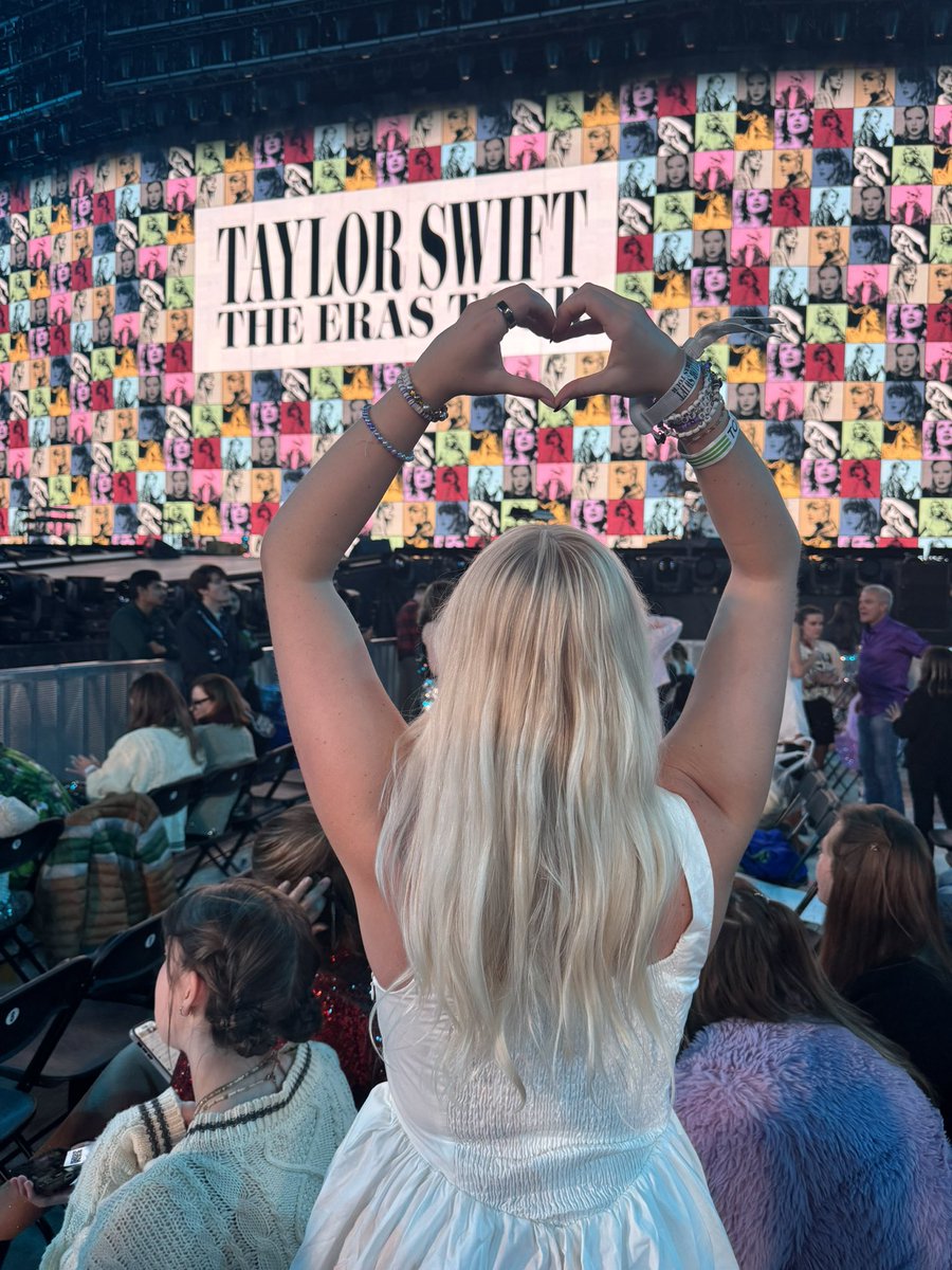 bargainingbets's tweet photo. 20 years of the best #20yearsofTS @taylorswift13 @taylornation13 https://t.co/CsW1XMSdKF