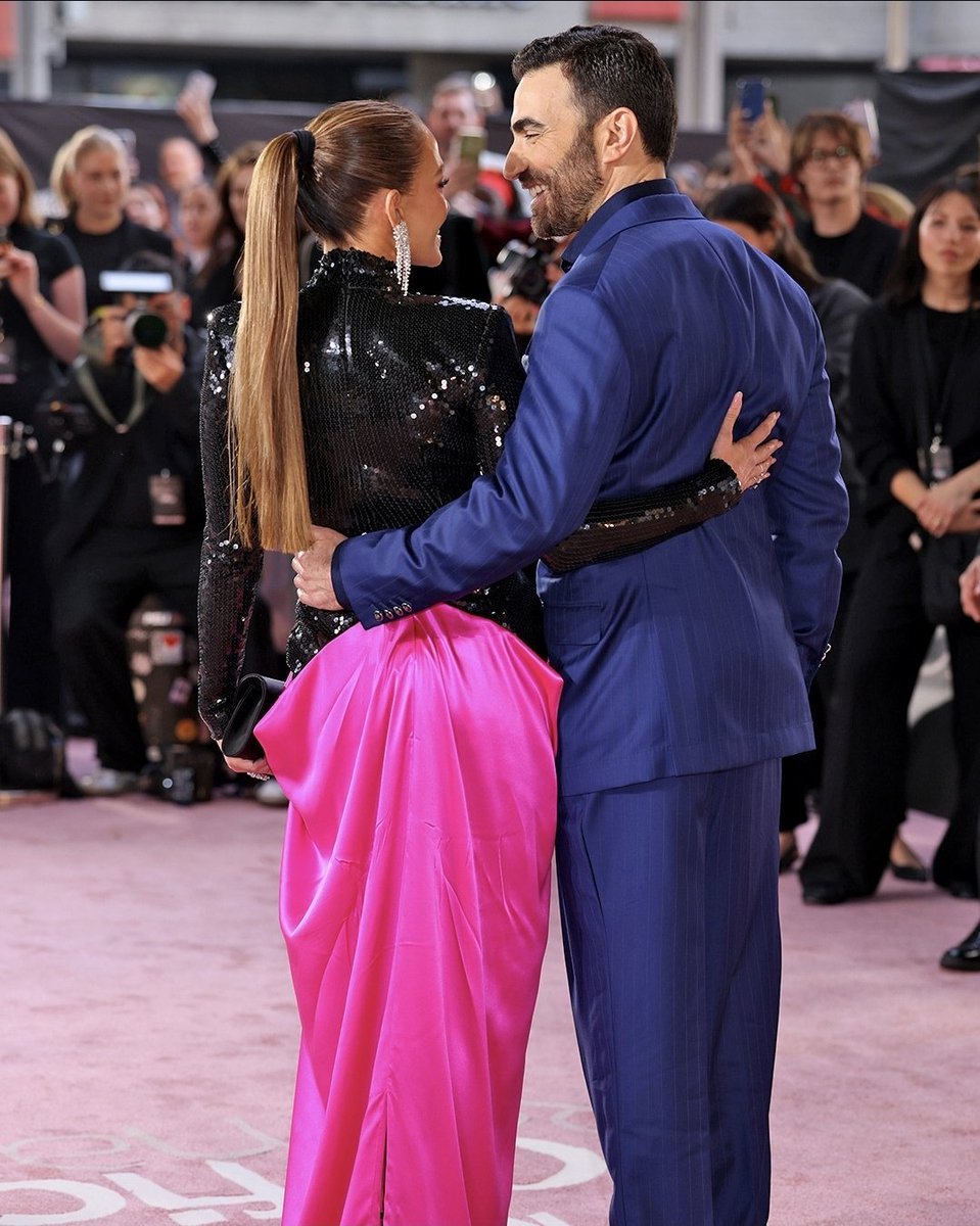 BrettsShirt's tweet photo. They both have a fat ass and I think thats really beautiful 🍑

#CoupleGoals https://t.co/3UpSoRty86