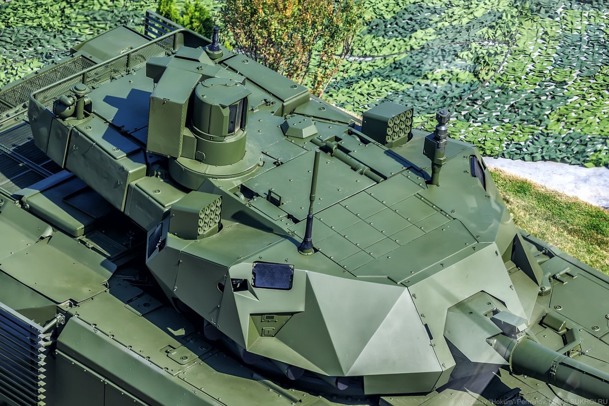 Volke__'s tweet photo. T-14 mod 2015 turret roof in great quality.

We can see great coverage of the roof with ERA, all the comms equipment, and importantly the real size of the turret can be well seen, with the separation line between the roof armor and cosmetic covers of the APS and SPN sensors. https://t.co/zi6OhctNH9