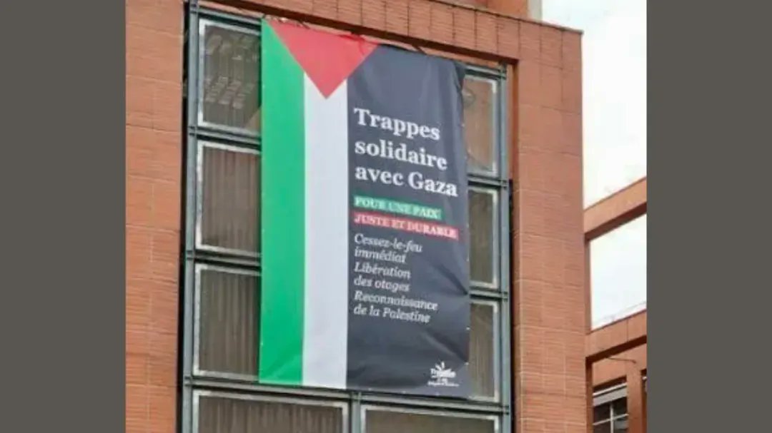 DolceVenezia74's tweet photo. Le maire de Trappes, Ali Rabeh, a fait de sa ville un étendard de la Palestine.
Gaza y est partout.
Il a jumelé sa ville avec le camp de réfugiés palestiniens d'Al Fawwar.

En 2025, la délégation française d'élus de gauche, dont il faisait partie, a voulu se rendre dans les territoires palestiniens. 
Elle a été interdite d'entrée en Israël. 
Ces mêmes individus qui boycottent la venue d'un représentant d'Israël en France, ou des artistes et sportifs en lien avec Israël, se demandent encore pourquoi l'Etat d'Israël refuse sur son territoire tous ceux qui agissent contre lui...

Vous agissez contre Israël, car il est "un Etat génocidaire". 
Israël agit contre vous, car vous représentez le terrorisme🇵🇸