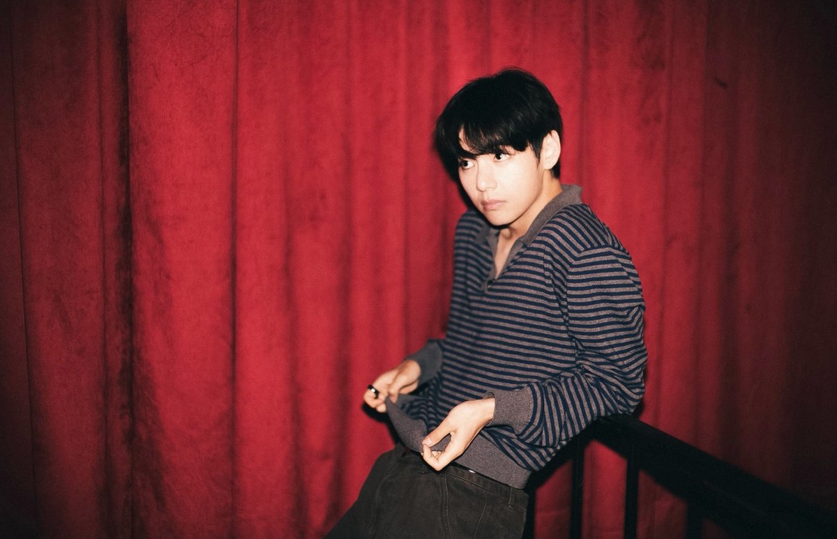 mooneeah's tweet photo. 🐰 Look that way, at the corner, slightly upwards, hold the hem of your tee lightly, don't smile... No skin show, though... 

🐻 Delivers 

🫠 https://t.co/dJDpvThFYf