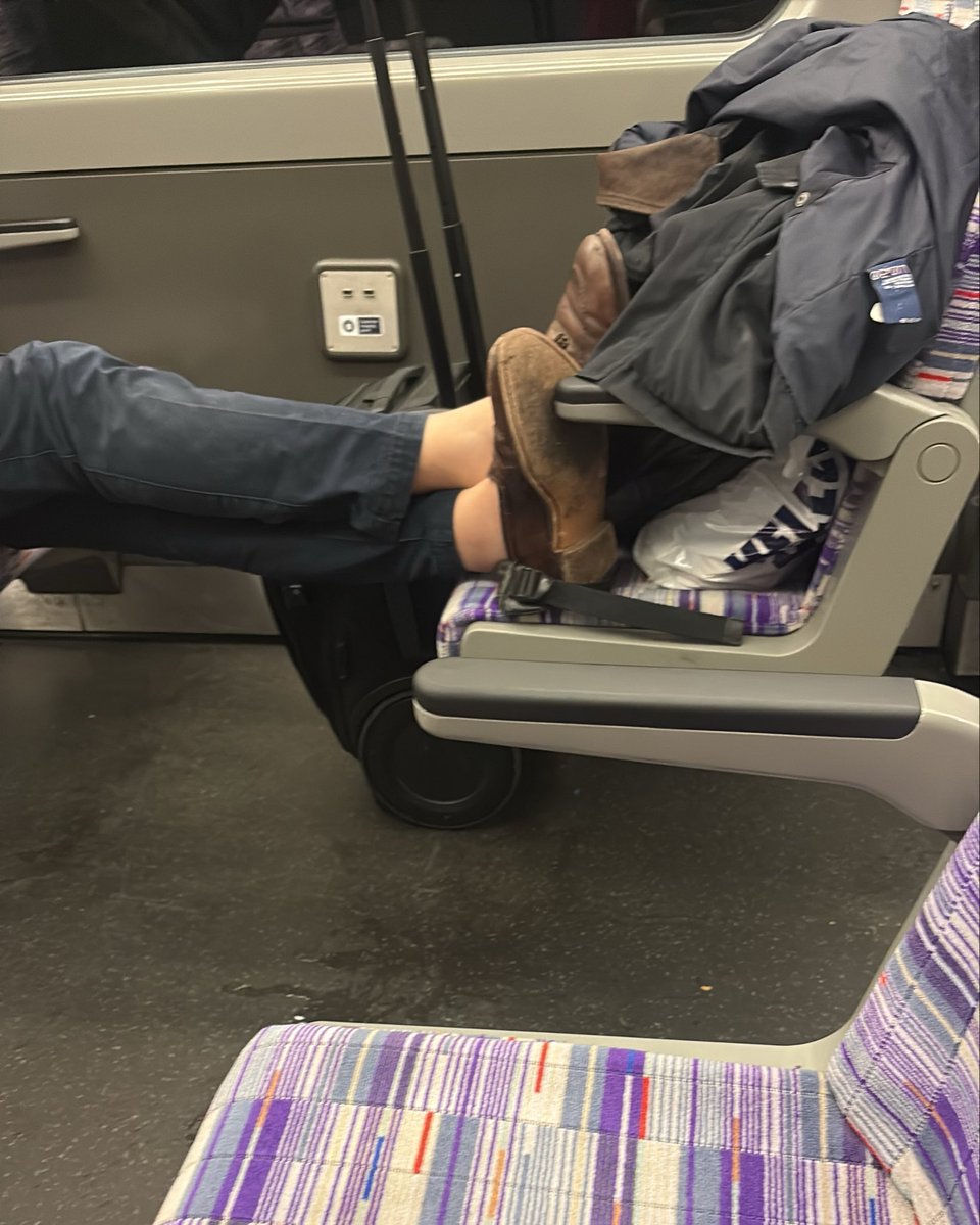 EllieHodgesxx's tweet photo. Talking on loudspeaker, feet on chair. URGH. https://t.co/8iupK9Wttp