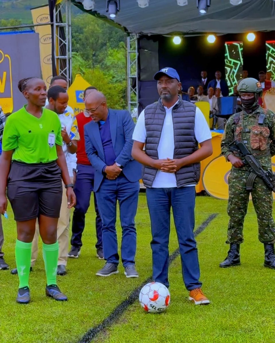 FatwesTv's tweet photo. The Omukama of @ObukamaBwaTooro, Edward Rukidi Nyabongo I, graced the Kicwamba Technical College playground to witness the grand finale of the 5th edition of the Tooro Kingdom MTN Amasaza Tournament, featuring a showdown between Burahya Isaza and Mwenge South. @toorokingdompm @TooroTrack @AnnaBagaya @QueenOlimi @TooroCaptive