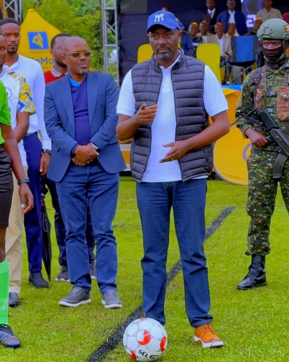FatwesTv's tweet photo. The Omukama of @ObukamaBwaTooro, Edward Rukidi Nyabongo I, graced the Kicwamba Technical College playground to witness the grand finale of the 5th edition of the Tooro Kingdom MTN Amasaza Tournament, featuring a showdown between Burahya Isaza and Mwenge South. @toorokingdompm @TooroTrack @AnnaBagaya @QueenOlimi @TooroCaptive