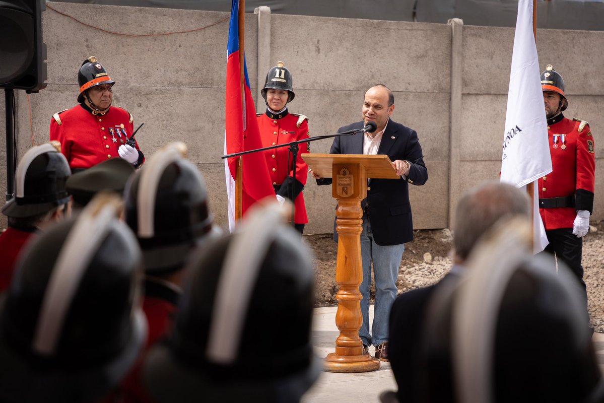 SubseInterior's tweet photo. La Duodécima Compañía de @BomberosNunoa  comienza a construir su nueva casa! 🚒

El subsecretario del Interior, Máximo Pavez, junto al alcalde de @penalolen , Miguel Concha, y el presidente de @BomberosdeChile, Carlos Field, participó hoy en la ceremonia de colocación de la primera piedra de la Duodécima Compañía de Bomberos de Ñuñoa, “Adriana Cousiño”.

Un importante paso para fortalecer la infraestructura bomberil y mejorar la respuesta ante emergencias.