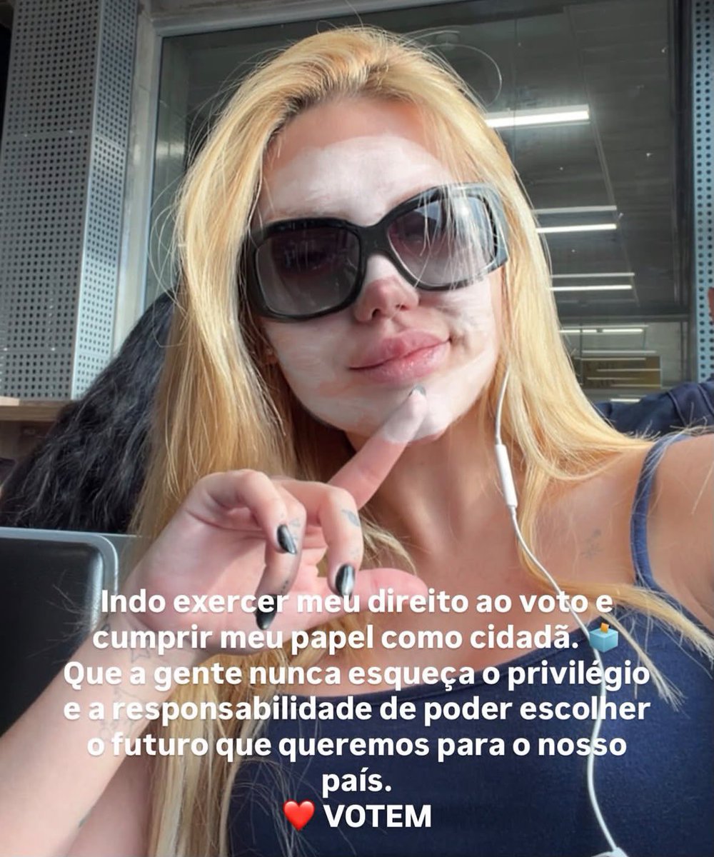 updatecharts's tweet photo. Vivi Wanderley em novo post: 

“ indo exercer meu direito ao voto e cumprir meu papel como cidadã. Que a gente nunca esqueça o privilégio e a responsabilidade de poder escolher o futuro que queremos para o nosso país. VOTEM! Nesse dia 25 não basta postar pra lacrar, VAI VOTAR!!!” https://t.co/tto9vMLXuS