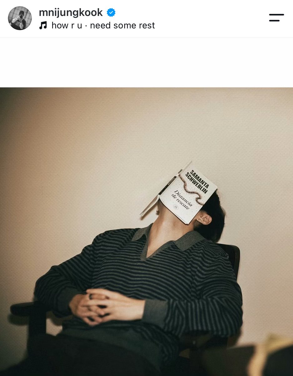 aegiguu's tweet photo. EL CONCEPTO DEL QUE LIBRO ESTÁ EN ESPAÑOL EN UNA FOTO QUE JUNGKOOK LE TOMÓ A TAEHYUNG ES UN SUEÑO https://t.co/3tHxOHiGdt