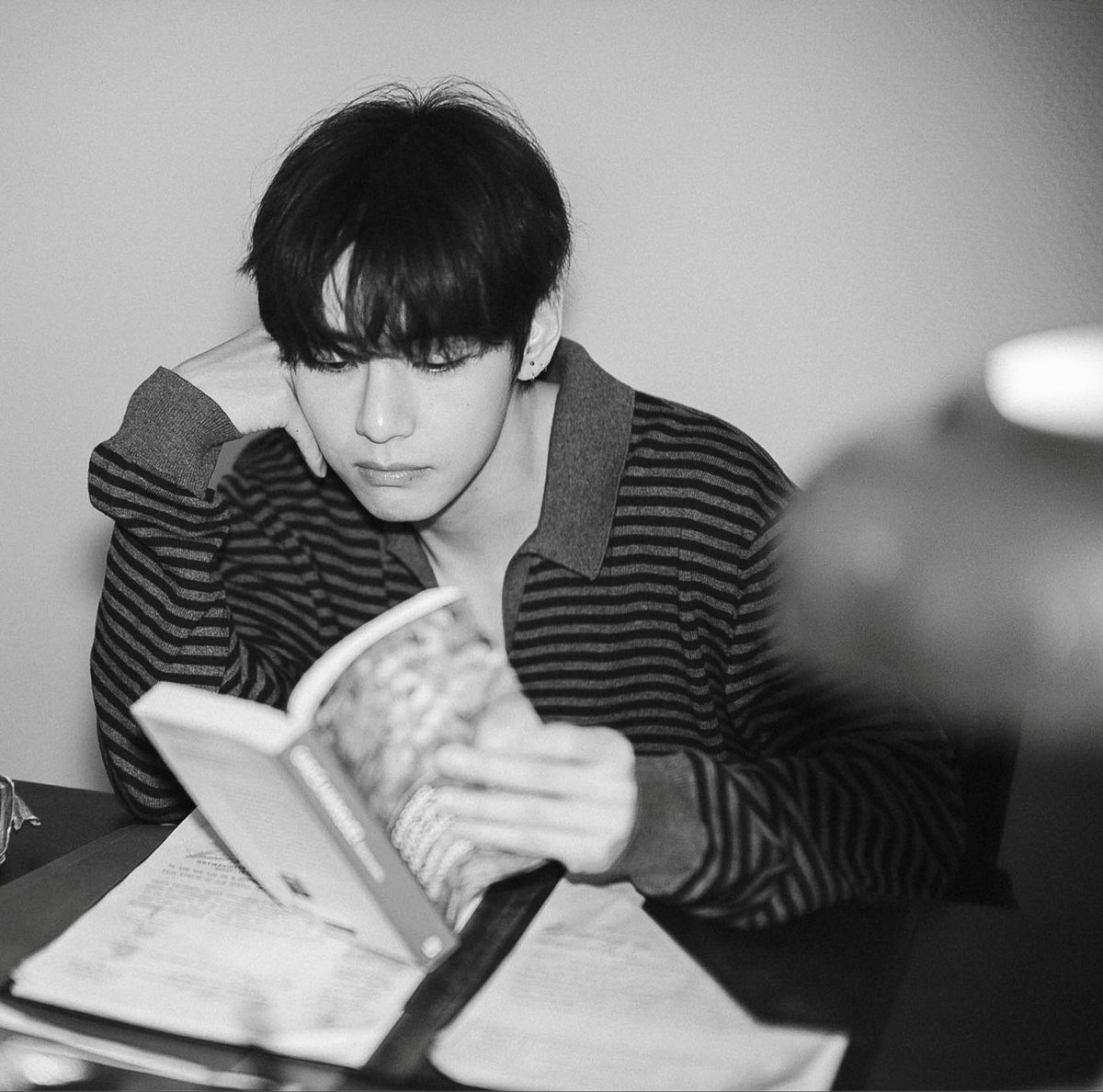 Taehyungimpact's tweet photo. Taehyung via Jungkook’s IG

“📖” https://t.co/vxZiZrNi8R