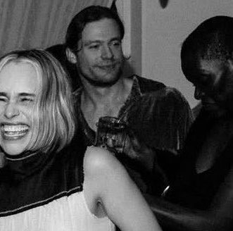 sampunzels's tweet photo. WHO IS THAT IN THE BACK https://t.co/thbCB91qtP