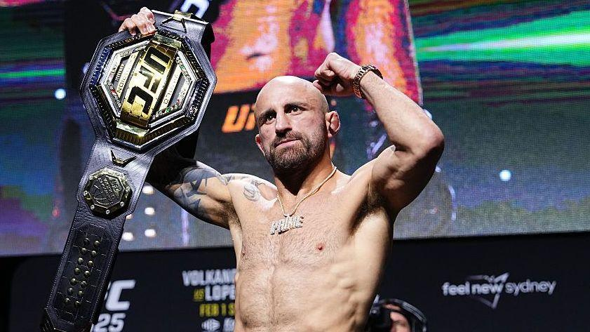 MMAHistoryToday's tweet photo. 38 year old Alex Volkanovski just KO'd an undefeated 20-0 fighter.

It's time to say it.

Alex Volkanovski is the greatest Featherweight fighter of all time. https://t.co/kiHX4ZK1Fz
