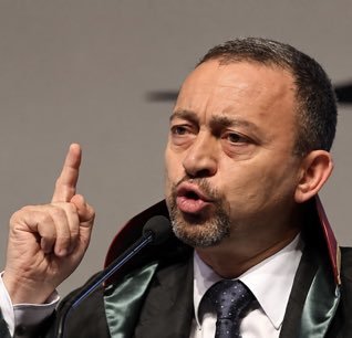 TURKAvazTR's tweet photo. 🔵İstanbul Barosu Başkan Adayı Av. Ümit Kocasakal’ın genel kurul konuşmasından:

• Cumhuriyet’e karşı bir kalkışma vardır!

• Yeni anayasa yapma yetkisi anayasada kimseye verilmemiştir. Yeni anayasa açıkça darbe teşebbüsüdür.

• Anayasanın ilk dört maddesine saldırmak Cumhuriyet’in kuruluş mimarisine saldırmaktır!

• Daha seçildiğinin beşinci dakikasında Anayasa’nın değiştirilemez maddelerinde dokunulabileceğini söyleyerek bunu meşrulaştıran baro başkanıyla bu müdafaa edilebilir mi?

• Üniter yapının parçalanmasından rahatsızlık duymayanlar, Cumhuriyet alerjisi olanlar bir araya geliyorsa, Cumhuriyet hassasiyeti olanların da bir araya gelmesi daha da büyük bir görevdir.
