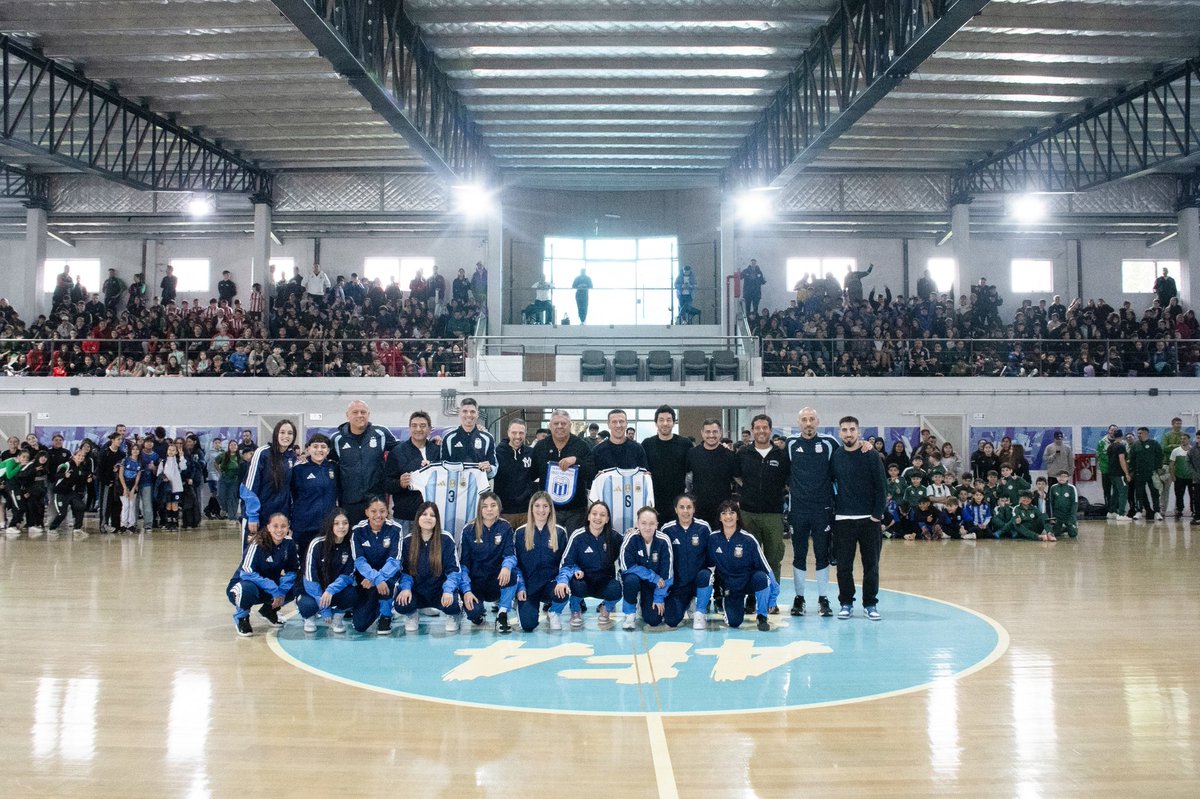tapiachiqui's tweet photo. Un honor haber estado presente en la celebración por el 10° aniversario de la Copa del Mundo obtenida por nuestra Selección de Futsal.

Una jornada para que los chicos y chicas de diferentes clubes disfruten en familia, se diviertan, escuchen y aprendan de quienes llevaron la bandera argentina a lo más alto en 2016, a quienes homenajeamos y recordamos con muchísimo orgullo.

¡AGUANTE ARGENTINA! 🇦🇷